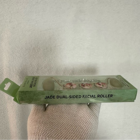 Jade Dual-Sided Facial Roller Green OS - Picture 5 of 5